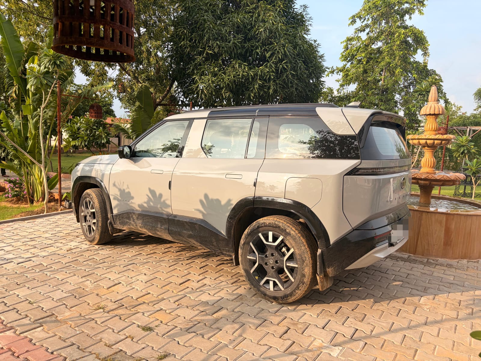 Side profile of Tata Sierra